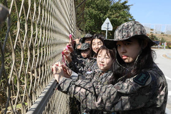 DMZ박물관 철조망을 만저보는 학생들.