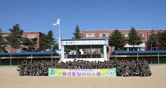 22사단 신병교육대 연병장에서 기념사진 촬영.
