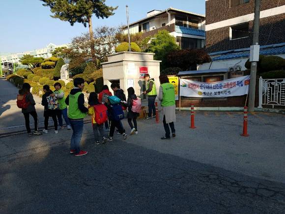 보행지킴이 회원들이 등굣길 보행교통 지도 활동을 하고 있다. ⓒ 예산군청