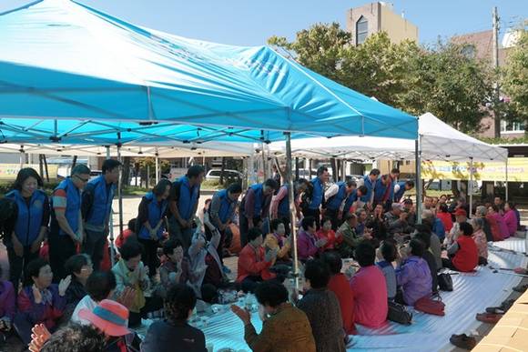 광주어등로타리클럽이 어르신들을 초대해 점심을 대접하고 있는 모습. ⓒ 광산구