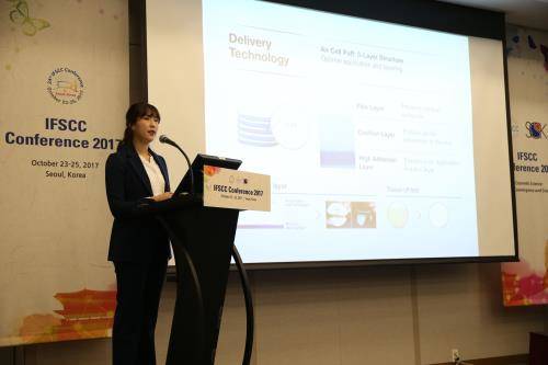 2017 세계화장품학회 컨퍼런스 학회 사전 워크숍에서 윤세림 아모레퍼시픽 기술연구원 연구원이 쿠션 혁신 사례를 발표하고 있다. ⓒ 아모레퍼시픽