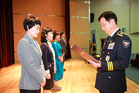 광주은행 관계자들이 전남경찰청장 감사장을 받고 있다. ⓒ 광주은행
