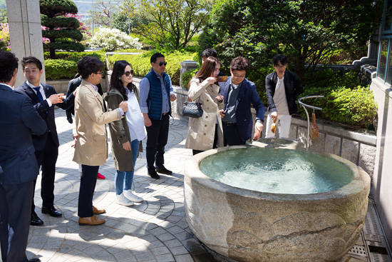 보해 생산본부를 찾은 방문객들이 암반수를 직접 시음해보고 있다. ⓒ 보해양조