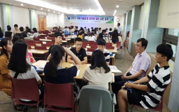 러시아의 역사적인 장소를 방문하는 대전지역 고등학생들이 모여서 이야기를 나누고 있어요. ⓒ 네이버 블로그