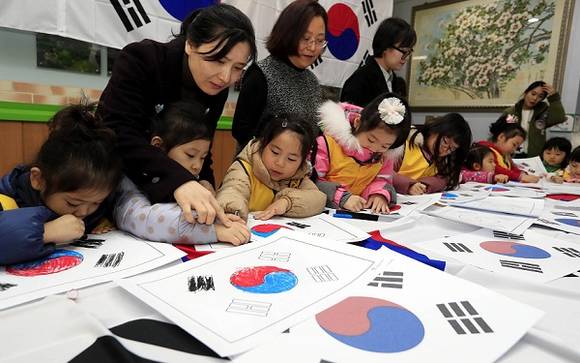 어린이집 아이들이 태극기를 그리고 있는 모습이에요. 태극기는 삼일절, 광복절 등 국가기념일에 걸어요. ⓒ 뉴스1