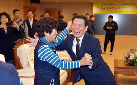 윤장현 광주광역시장이 2일 오전 시청 3층 비즈니스룸에서 열린 광주형 일자리 성공 추진을 위한 '광주시-민주노총 전국공공운수노조 간 좋은 일자리 만들기 협약식' 행사를 마친 뒤 노조원과 활짝 웃고 있다. ⓒ 광주광역시