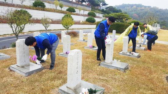 지난 2일 서울시 동작구 국립서울현충원에서 현대로템 직원들이 묘역 정화 봉사활동을 펼치고 있다. ⓒ 현대로템