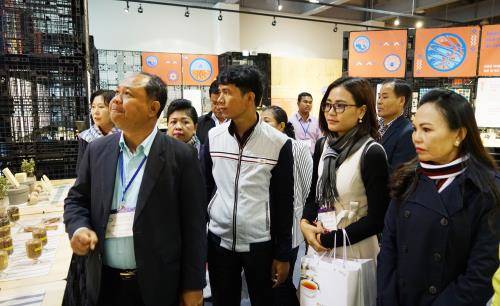 캄보디아 반테이민쩨이 주 부지사 일행이 국제농업박람회를 탐방하고 있다. ⓒ 국제농업박람회