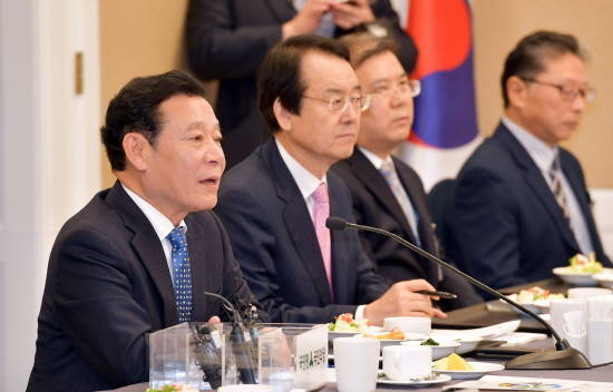 윤장현 광주광역시장이 3일 오전 국회 본관 귀빈식당에서 열린 광주광역시와 국민의당 광주시당 간 2017 예산·정책협의회에 참석해 인사말을 하고 있다. ⓒ 광주광역시