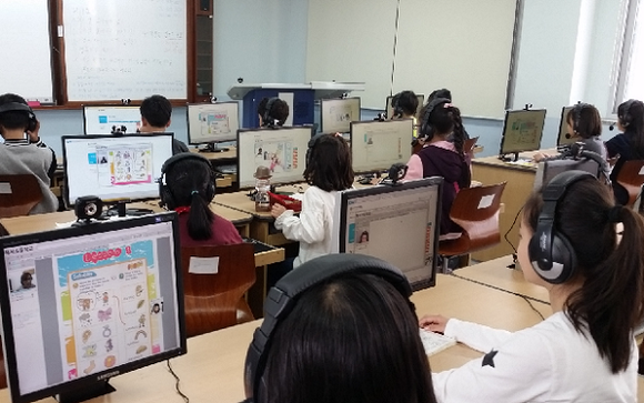 대구에 있는 해서초등학교 학생들이 원어민 영어수업을 받고 있는 모습이에요. ⓒ 네이버 블로그