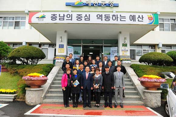 지난 달 중국 요녕성 주요도시 여행사관계자 팸투어 인원들이 예산군청 앞에서 단체사진을 찍고 있다. ⓒ 예산군청