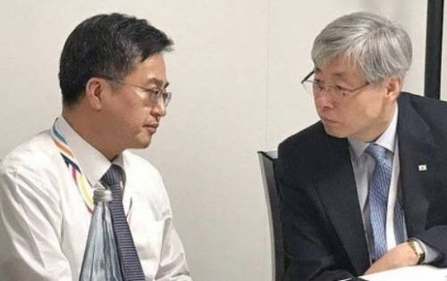 경제 실무를 총괄하는 김동연 부총리(왼쪽)과 문재인 정부 경제관의 설계자로 꼽히는 김현철 경제보좌관이 환담하는 모습. ⓒ 뉴스1