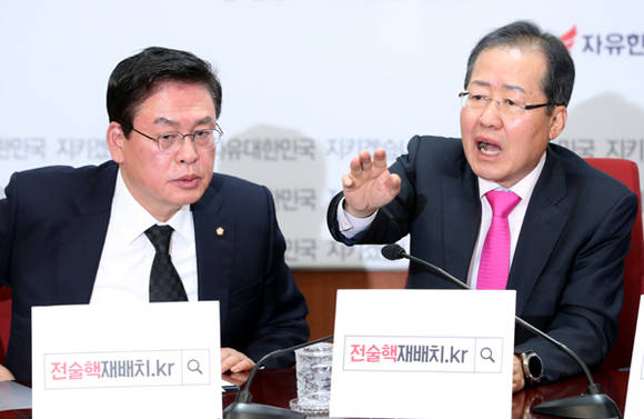 정우택 원내대표(왼쪽)가 6일 오전 최고위원회의에서 공개적으로 박근혜 전 대통령 제명에 대한 문제를 제기하며 설전을 벌이자 홍준표 대표가 제지하고 있다. ⓒ 뉴스1