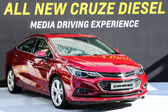 출시와 동시에 큰 호응을 얻는 한국GM 야심작 '쉐보레 올 뉴 크루즈 디젤'은 고객 사전계약에 맞춰 가격도 함께 공개되면서 많은 관심을 받고 있다. ⓒ 한국GM