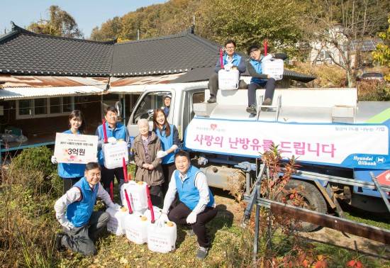 현대오일뱅크 직원들이 경기도의 한 취약계층에 '사랑의 난방유'를 직접 전달하고 있다. ⓒ 현대오일뱅크