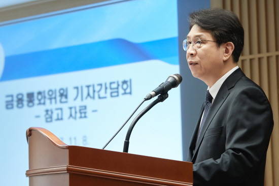 함준호 한국은행 금융통화위원이 8일 오후 서울 중구 세종대로 한국은행 본관에서 열린 출입기자 오찬간담회에서 '통화정책과 금융안정'을 주제로 강연하고 있다. ⓒ 한국은행