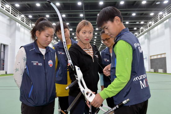 현대모비스가 친근한 이미지 향상과 더불어 지역사회와의 유대감을 강화하기 위해 양궁단 소속 선수들이 일대일로 아이들에게 활 쏘는 법을 알려주는 '어린이 양궁교실'을 국내에 이어 중국에서도 펼치고 있다. ⓒ 현대모비스