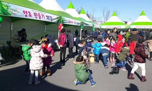 순천로컬푸드 데이 행사장에서 소비자들이 구경을 하고 있다. ⓒ 순천시