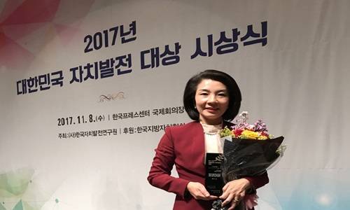 김유화 의원이 '2017 대한민국 자치발전 대상' 시상식에서 기념 사진을 찍고 있다. ⓒ 여수시 의회
