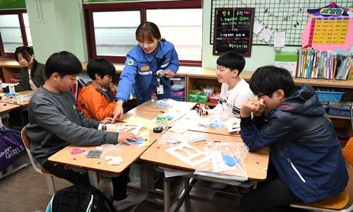 엔지니어 강사가 학생들에게 수업을 하고 있다. ⓒ 광양제철소