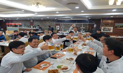 노사가 '사랑의 호프데이' 행사를 하고 있다. ⓒ 여수광양항만공사