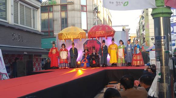 청주시 남주·남문 시민과 상인들이 지난 11일 한복축제를 개최했다. ⓒ 청주시청