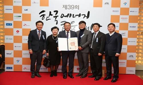 박규철 전무이사(왼쪽에서 세번째)가 '제39회 한국에너지효율대상'에서 철탑산업훈장을 수상하고 임직원들과 기념사진을 찍었다. ⓒ 여천NCC