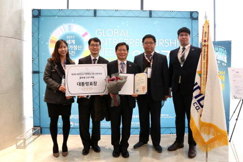 현대엔지니어링 우즈베키스탄 지사가 '제5회 대한민국 사랑 받는기업 정부포상'에서 글로벌CSR 부문 대통령 표창을 수상했다. 이호일 현대엔지니어링 경영기획실장(사진 왼쪽 세 번째)과 관계자들이 수상 이후 기념촬영을 진행하고 있다. ⓒ 현대엔지니어링