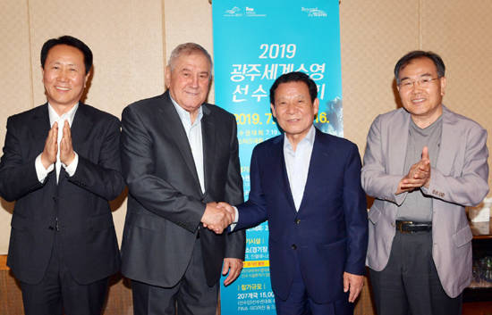 지난 6월19일 광주를 방문한 마르쿨레스쿠 FINA사무총장이 윤장현 조직위원장과 인사를 하고 있다. ⓒ 광주광역시