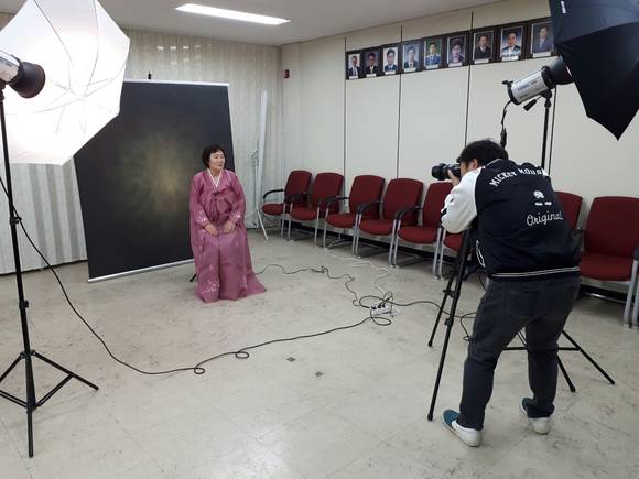 13일 '효도사진' 촬영 행사에서 사진을 찍고 있는 시민. ⓒ 천안시청