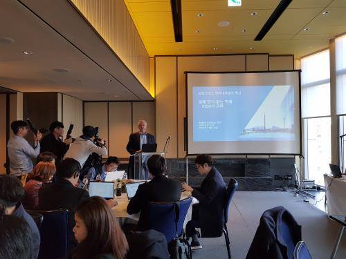 미카엘 프란존(Mikael Franzon) PMI 의학 담당 수석이 아이코스 관련 연구 결과를 발표하고 있다. = 하영인 기자