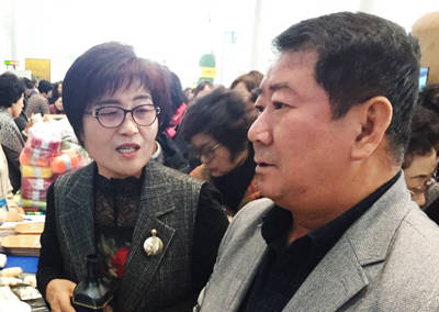 김양금(좌측) 도민명예기자단 회장이 행사의 취지를 노상래 기자에게 설명하고 있다. = 장철호 기자