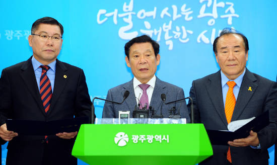 윤장현 광주광역시장이 15일 오전 시청 5층 브리핑룸에서 이은방 광주시의장, 장휘국 광주시교육감과 함께 내년부터 고등학교 무상급식을 2학년과 3학년으로 확대해 시행하는 것을 주요 내용으로 하는 '고교 무상급식 관련 기자회견'을 하고 있다. 왼쪽부터 이은방 광주시의회 의장, 윤장현 광주시장, 장휘국 광주시교육감. ⓒ 광주광역시