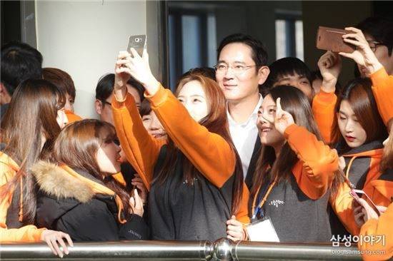 이재용 부회장이 지난해 드림클래스 현장을 직접 방문해 학생들과 기념촬영하는 모습. ⓒ 삼성전자