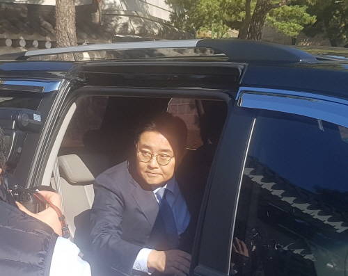 전병헌 수석이 사의 표명 후 청와대를 떠나고 있다. 그의 정치 인생에 드리운 그림자처럼 머리 일부에 음영이 져 있다. ⓒ 프라임경제