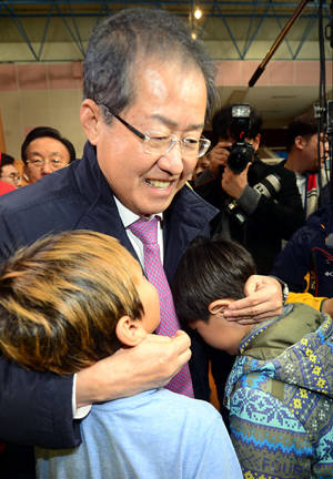 홍준표 자유한국당 대표가 16일 오전 경상북도 포항시 흥해읍 홍해실내체육관에 마련된 대피소를 방문, 지진피해로 대피해 있는 어린이들을 위로하고 있다. ⓒ 뉴스1