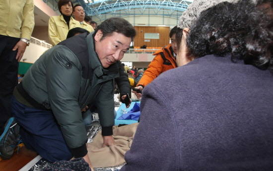 이낙연 국무총리가 16일 오후 경북 포항시 흥해읍 흥해실내체육관에 마련된 대피소를 찾아 지진으로 피해를 입은 이재민들을 위로하고 있다. ⓒ 뉴스1