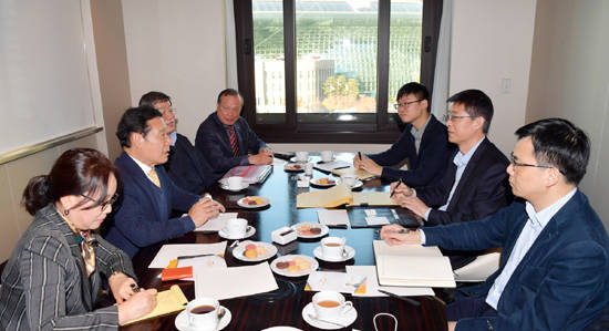 윤장현 광주광역시장(왼쪽 두 번째)이 16일 오후 서울 중구 더플라자호텔 5층 비즈니스센터에서 중국 초위그룹 양신신 총재(오른쪽 두 번째)와 면담하고 광주시와 초위그룹 간 친환경자동차사업과 배터리 기술개발에 대한 협력방안을 논의 중이다. ⓒ 광주광역시