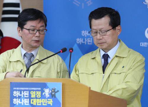 심보균 행정안전부 차관(오른쪽), 손병석 국토교통부 차관이 19일 서울 종로구 정부서울청사에서 포항 지진 관련 정부부처 합동 브리핑을 하고 있다. ⓒ 뉴스1