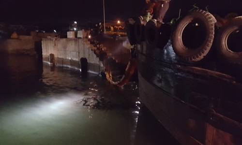 급유선에서 유출된 벙커-C가 바다로 흘러가고 있다. ⓒ 여수해경