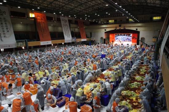 지난 18일 충남 서산시 서령고등학교 체육관에서 한화토탈 임직원들과 지역 봉사자들까지 총 1000여명이 참여한 가운데 김장 나눔 봉사활동을 진행했다. ⓒ 한화그룹