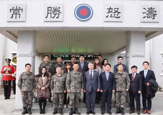 20일 장세욱 부회장과 동국제강 임직원들이 육군 2사단을 방문해 관계자들과 기념사진을 촬영하고 있다. ⓒ 동국제강