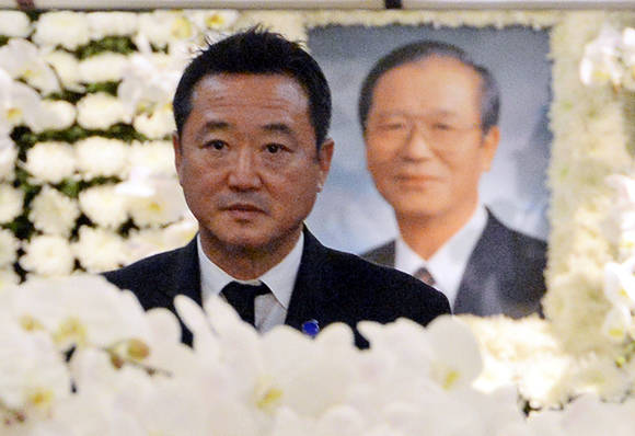 이웅열 코오롱 그룹 회장이 지난 2014년 부친 이동찬 코오롱 그룹 명예회장의 빈소가 마련된 서울 신촌 세브란스 병원 장례식장에서 조문객을 맞이하는 모습. 이동찬 명예회장은 1960~1970년대 코오롱상사, 코오롱나일론, 코오롱폴리에스터 대표이사를 역임하며 오늘날의 코오롱그룹을 일궜다. ⓒ 뉴스1