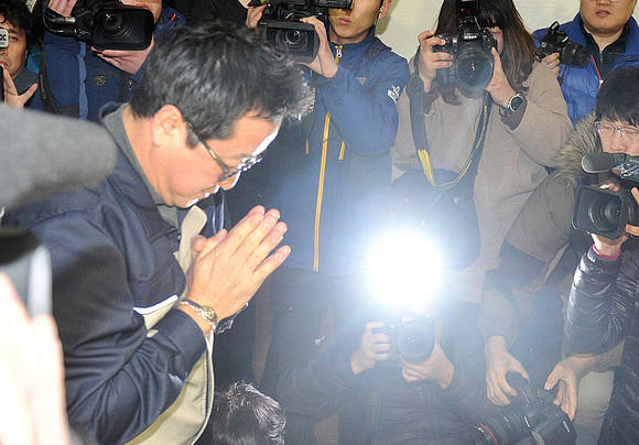 이웅열 코오롱 그룹 회장이 2014년 2월18일 경주 마우나오션리조트 붕괴 사고 사망자 6명이 안치된 울산시 북구 21세기좋은병원 장례식장을 찾아 손을 모으고 있다. 마우나오션리조트는 코오롱그룹의 자회사인 마우나오션개발주식회사가 운영을 맡고 있으며 코오롱그룹이 지분 50%를 보유했는데 당시 붕괴사고로 신입생 오리엔테이션 중이던 대학생 다수가 사망하고 부상을 당해 충격을 준 바 있다. ⓒ 뉴스1