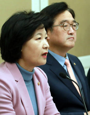 추미애 더불어민주당 대표가 21일 아침 국회에서 진행된 고위 당정청 회의에서 모두발언을 하고 있다. ⓒ 뉴스1