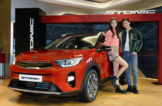 기아자동차가 '1600만원대'라는 경제성과 정숙성을 자랑하는 스토닉 가솔린 모델을 새롭게 선보이며 국내 소형SUV 시장 지각변동을 예고하고 있다. ⓒ 기아자동차