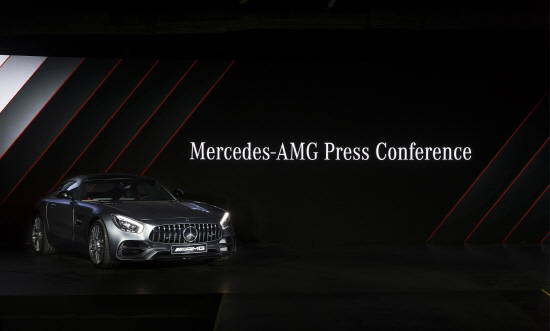 국내 최초 공개된 2018년형 메르세데스-AMG GT는 AMG 4.0ℓ V8 바이터보 엔진을 탑재해 '최고출력 476마력'이라는 궁극 드라이빙 퍼포먼스를 실현했다. ⓒ 메르세데스-벤츠 코리아