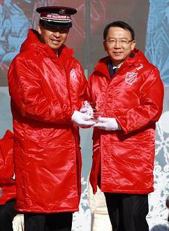 오성엽 롯데지주 커뮤니케이션실장(오른쪽)이 김필수 한국구세군 사령관으로부터 Gold Shield Donor 감사패를 전달 받고 있다. ⓒ 롯데