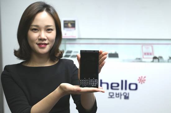 TCL커뮤니케이션이 CJ헬로와 손잡고 국내출시하는 블랙베리 키원 블랙 에디션. 국내 전파인증이 예상보다 길어져 출시일은 아직 정해지지 않았으나, 회사 측은 이달 중순경에는 출시할 예정이라고 밝혔다. ⓒ CJ헬로
