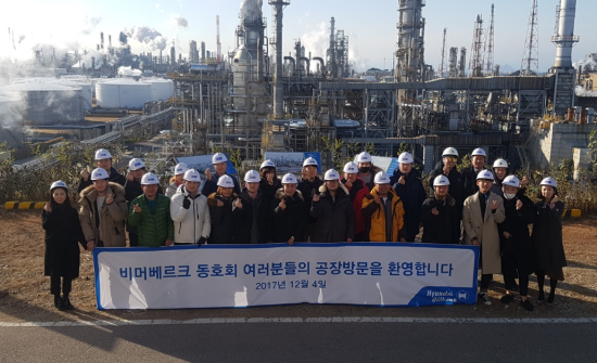 4일 현대오일뱅크 대산공장을 찾은 BMW 동호회 비머베르크 회원들이 기념사진을 촬영하고 있다. ⓒ 현대오일뱅크